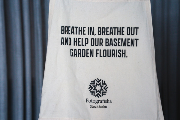 H&M 재단과 HKRITA가 탄소 포집 되는 면화로 만든 앞치마를 선보였다/ H&M재단