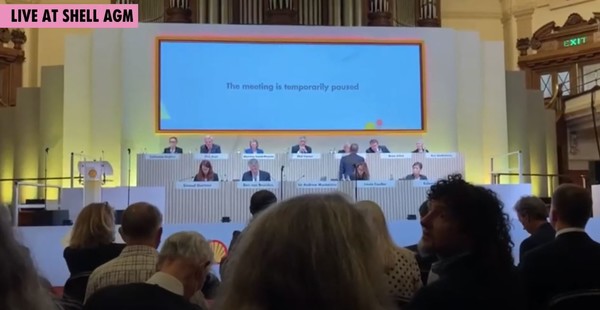 '보다 엄격한 기후변화 대응'을 요구하는 환경운동가 소동으로 쉘의 연례 주주총회가 잠시 중단되었다./ Sell AGM 실황중계 유튜브 