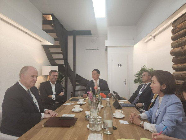 대통령 특사 자격으로 다보스 포럼에 참석한 나경원 전 의원이 23일 스위스 다보스에서 토마스 도닐런(왼쪽 첫째) 블랙록 투자연구소 대표와 면담하고 있다./외교부