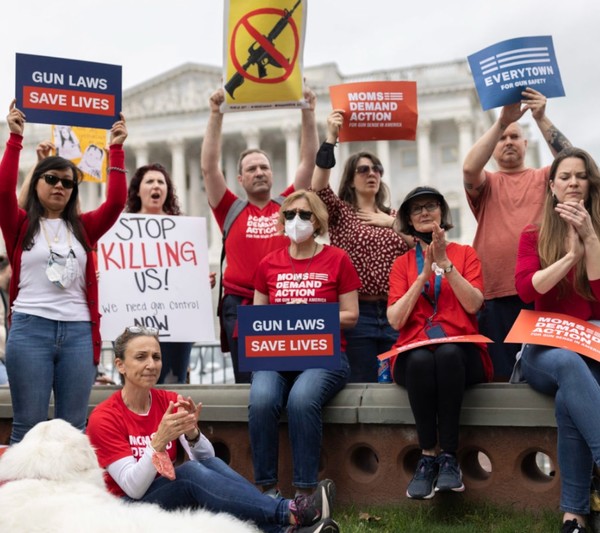 총기 안전 단체인 ‘에브리타운 포 건 세이프티'가 시위를 하고 있는 모습. /에브리타운