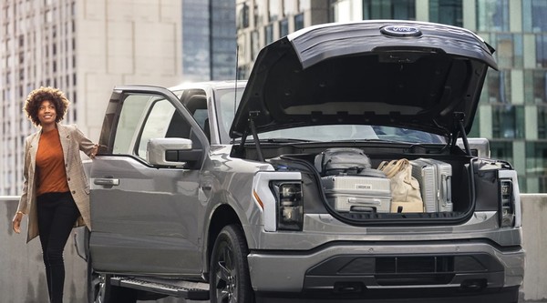 미국에서 인기높은 픽업트럭인 포드 F-150이 전기차를 내놓아 돌풍을 일으키고 있다. 사진에서 보듯이 앞에 엔진이 없기 때문에 앞쪽에도 짐을 싣을 수가 있다/홈페이지