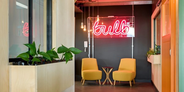 지난 11월, 영국에서 7번째로 큰 에너지 소매업체, 벌브 에너지 역시 높은 에너지 발전 가격을 견디지 못하고 파산을 신청했다. 현재 ofgem의 특별관리하에 있다./ bulb energy