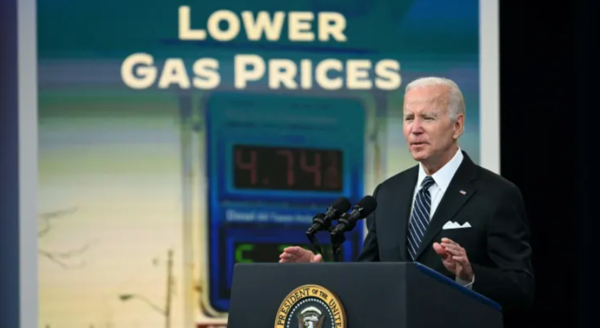 바이든 대통령은 3개월 간 연방 유류세를 폐지하는 방안을 고려하고 있다고 말했다/백악관