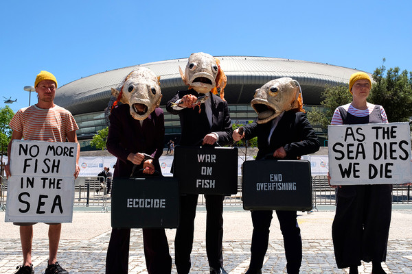 글로벌 환경단체 '오션 리벨리온(Ocean Rebellion)은 유엔 해양회의 근처에서 강력한 해양보호조약을 체결하도록 촉구하는 시위를 벌였다. 소피 밀러(Sophie Miller) 활동가는 로이터 TV와의 인터뷰에서 "내가 태어난 이후로 해양 생물의 50%가 죽었다"며 "권한이 있는 사람들이 당장 행동하지 않는다면 해양 생물다양성 문제는 계속될 것"이라고 말했다./오션 리벨리온