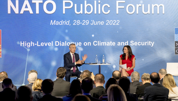  NATO 옌스 스톨텐베르그 사무총장이 2022년 6월 28일 스페인 마드리드에서 열린 NATO 기후 및 안보에 관한 고위급 대화에서 발언하고 있다. /NATO
