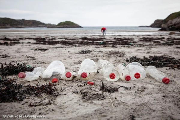 스코트랜드에서 발견된 코카콜라 플라스틱 병의 모습/ 그린피스