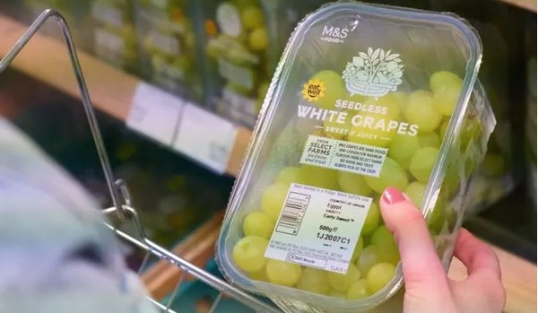 막스앤스펜서(M&S)는 300여 개의 신선제품에 '유통기한(best before)' 라벨 스티커를 모두 제거할 예정이다/M&S