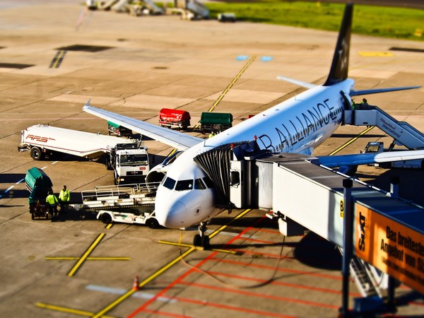 탄소배출량이 많은 항공산업은 탄소중립을 위해 지속가능한 항공유 개발이 한창이다. /픽사베이