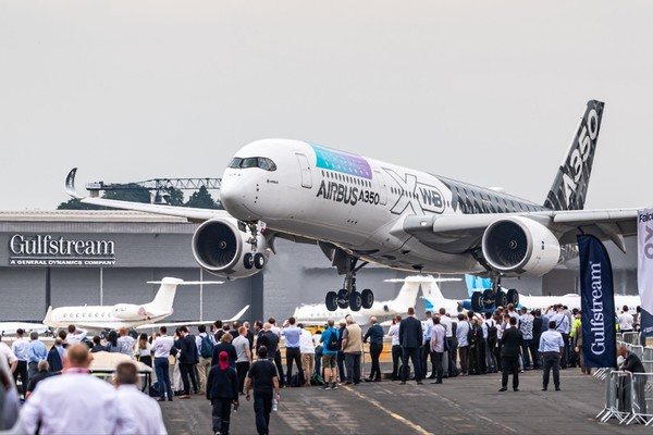 영국 판버러 에어쇼에 참석한 항공사들이 탄소 배출을 줄이라는  압력을 받았다./ 판버러에어쇼