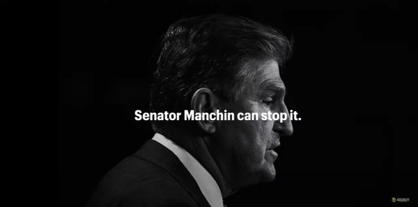 한 정치 네트워크가 기후 법안에 찬성하기로 한 조 맨친 의원에게 반대하라는 내용을 담은 광고를 제작해 게재했다./ AFP