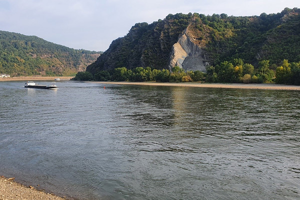 독일 라인강의 수심이 계속 낮아지면서 석유 및 에너지 운반에 필요한 바지선 운항에 난항을 겪고 있는 것으로 알려졌다./BFG