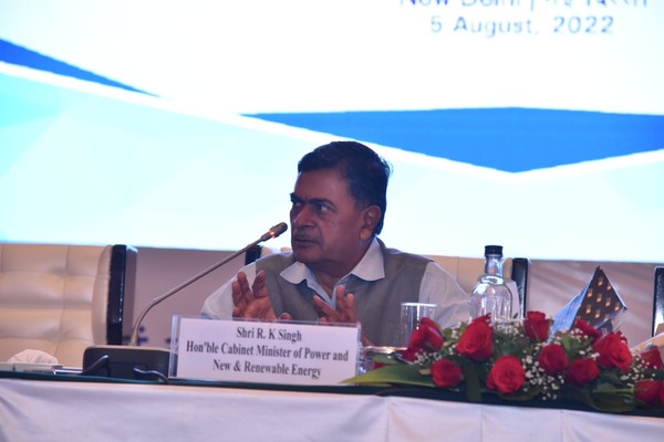 인도 에너지부 싱 장관이 탄소배출권 수출을 막는 법안을 논의하고 있다고 발표했다./ 싱 장관 트위터