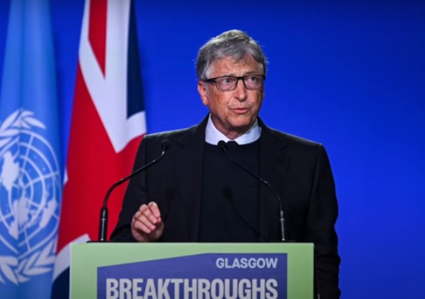 빌 게이츠 회장은 '녹색 프리미엄'을 충당하기 위해서는 정부의 지원이 필수라고 주장한다. 사진은 작년 11월 글래스고에서 열린 COP26에 참석한 빌 게이츠 회장/빌 게이츠 블로그(GatesNotes)