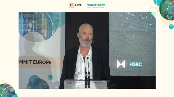 HSBC의 스튜어트 커크가 문제가 된 포럼에서 발표하는 모습./FT