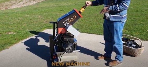 익스플레코 리미티드의 GLS2.0 기계의 입구에 유리병을 넣는 사진이다. / 익스플레코 리미티드 유튜브 영상