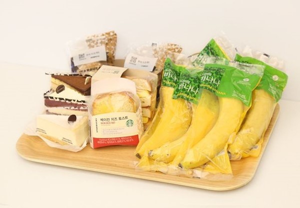 스타벅스 코리아는 SKC의 친환경 생분해 필름을 포장재로 사용하고 있다./ SKC