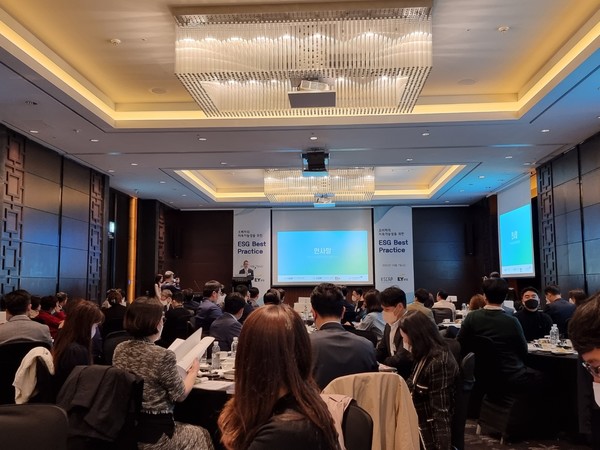 행사는  한국소비자광고심리학회가 주최하고 EY한영이 공동주관했다.  ▲현대건설 ▲(주)한화 ▲아이마켓코리아 ▲신한금융지주 ▲CJENM ▲서원밸리 ▲LG전자가 기업 사례를 소개하기 위해 행사에 참여했다. 