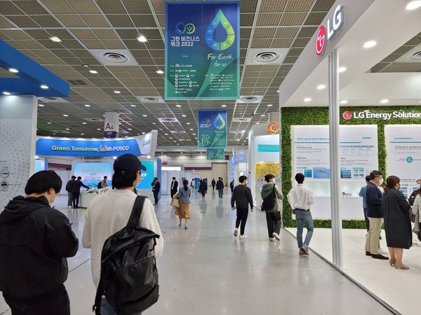 '그린비즈니스 위크 2022 컨퍼런스'는 12일부터 14일까지 3일간 코엑스 홀A에서 열린다. 행사는 삼성, 현대차, SK 등 대기업과 중소 · 중견기업, 공기업이 각자 부스에서 기술을 선보이는 ‘그린볼루션(Green Volution)엑스포’, 취준생과 대학생의 진로 선택을 돕는 ‘그린전환 잡콘서트’, 탄소중립 정책과 산업을 돌아보는 ‘탄소중립 녹생성장 컨퍼런스’로 구성됐다./ⓒ임팩트온
