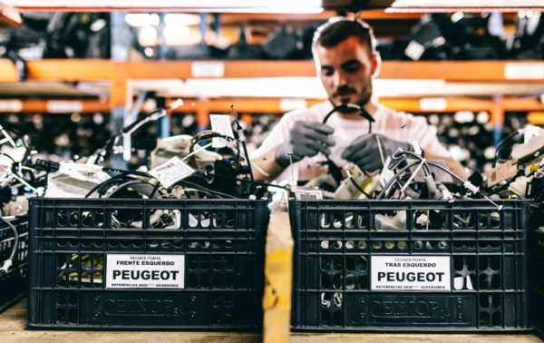 푸조에서 분리된 자동차 부품들/스텔란티스