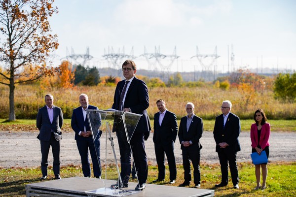 캐나다 천연자원부 조너선 윌킨슨 장관이 온타리오주 클라링턴에서 SMR  지원에 대해 발표하고 있다./ 조너선 윌킨슨 트위터