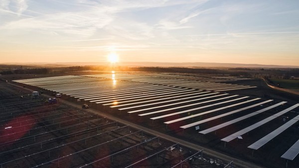 라이트소스BP는 오는 2025년까지 전 세계 태양광 농장에 4GW의 배터리를 공급한다는 계획을 밝혔다./lightsourceBP