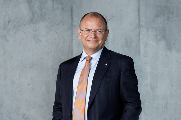 베스타스 CEO 헨리크 안데르센은 업계의 저렴한 비용 때문에 청정 전력 수요가 증가함에도 불구하고 생산자는 돈을 잃고 있다고 지적했다./Courtesy of Vestas Wind Systems AS