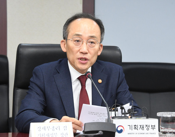 배출권 할당위원회는 배출권거래제 운영 관련 주요 사항을 심의하는 기획재정부 산하 위원회로 기재부 장관이 위원장을 맡고, 그 외 20명의 위원으로 구성된다. 정부 유관 부처에서 13명, 민간에서 8명이 포함된다. 민간위원은 박호정 고려대 교수, 김진영 과기硏 위원, 유승직 숙명여대 교수, 채여라 환경硏 위원, 정은미 산업硏 위원, 김용석 신성대 교수, 박현정 기후변화행동연구소 부소장, 이지웅 부경대 교수가 참여하고 있다./기획재정부