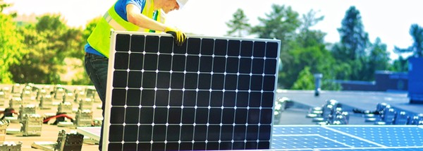 중국 신장 지역의 강제 노동 문제로 인한 제품 금지 조치로 인해 태양광 패널의 수입이 정체되면서 미국의  태양광 설비가 23% 감소할 것으로 알려졌다./SEIA