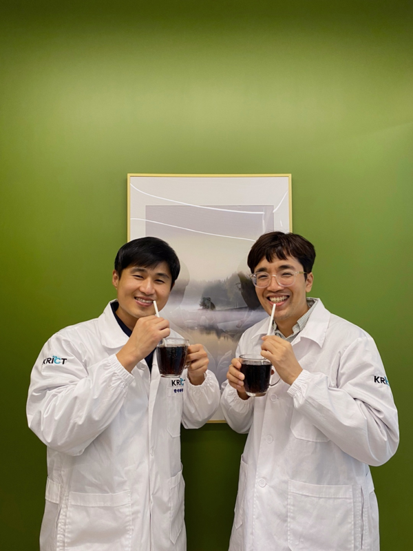 한국화학연구원 오동엽-곽호정 박사팀과 서강대학교 박제영 교수 공동 연구팀이 100% 생분해되면서 기능이 기존 종이 빨대보다 우수한 종이 빨대를 개발했다/ 한국화학연구원