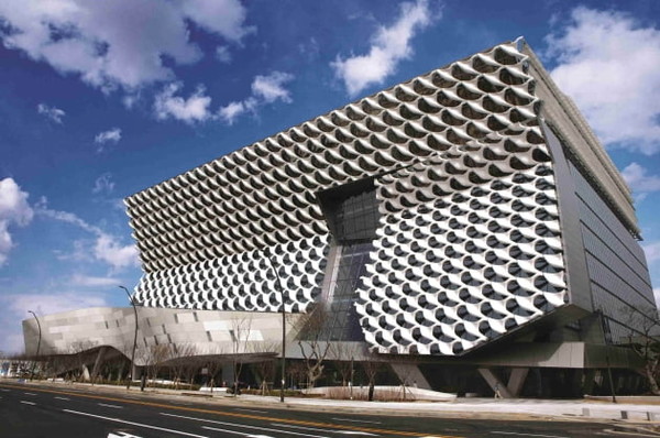 차양 시스템으로 태양 복사열 유입을 최소화하는 코오롱의 원앤온리타워./코오롱