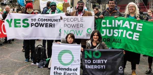 환경단체 '지구의 친구들'이 셸을 비롯한 30개 기업을 대상으로 온실가스 감축 계획을 발표할 것을 요구했을 때의 모습/지구의 친구들