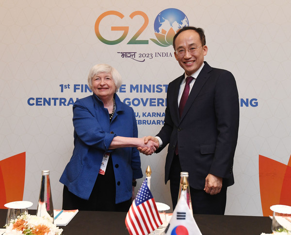 미 재무부 재닛 옐런 장관과 추경호 부총리가 면담을 앞두고 인사를 나누고 있다./기획재정부