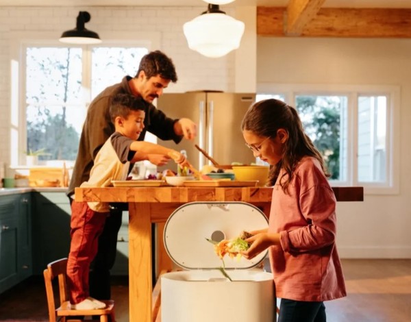 밀은 음식 찌꺼기를 재활용해 닭 사료로 변환하는 기술을 개발했다/밀