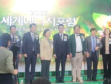 ​세계일보와 세계비즈앤스포츠월드가 10일 서울 중구 은행회관 2층 국제회의실에서 공동 주최한 ‘2023 세계에너지포럼’에서 참석자들이 기념 촬영을 하고 있다. 왼쪽부터 문준식 세계비즈앤스포츠월드 편집인, 장영진 산업통상자원부 1차관, 국민의힘 한무경 의원, 정희택 세계일보 사장, 김상협 2050탄소중립녹색성장위원장, 전의찬 세종대학교 석좌교수​/ⓒ임팩트온