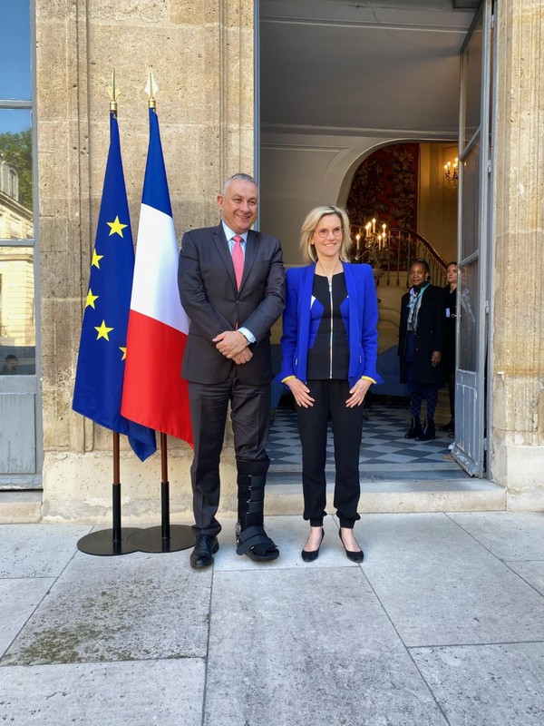 프랑스 파리에서 유럽 16개 국가 장관들이 한데 모여 친원자력 연합 회의를 가졌다. 회의에 참석한 프랑스 에너지 전환부 아그네스 파니에 루나셰 장관과 체코 산업통산부 장관인 요제프 시켈라의 모습. / 요제프 시켈라 트위터