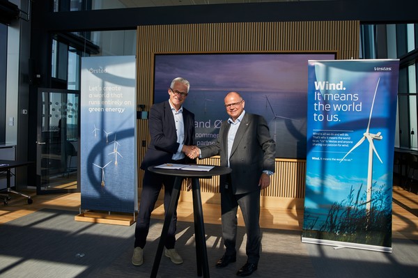 오스테드 그룹 회장 겸 CEO 매즈 니퍼가 베스타스 CEO 헨릭 엔더슨와 악수하고 있다/오스테드 코리아 제공