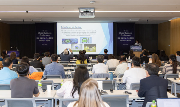 지난 9일 서울 강남구 트레이드타워에서 한국무역협회(KITA)가 주최한 ‘경제안보·탄소중립과 비즈니스 대전환 컨퍼런스'가 무역업계, 주한 외국 대사관, 공공기관, 학계 관계자 150여 명이 참석한 가운데 개최됐다./무역협회 제공