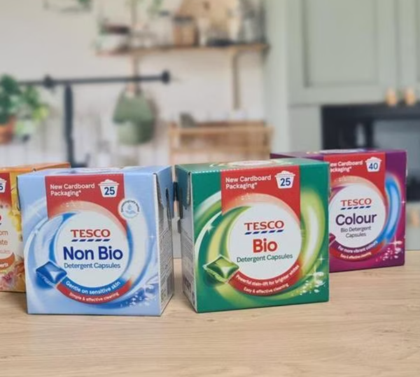 테스코의 세제 상자는 내부에 얇은 플라스틱 라이너가 포함되어 있음에도 불구하고 종이 재활용이 가능한 것으로 알려졌다./ 테스코