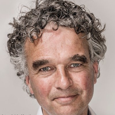 팔로우 디스의 설립자인 마크 반 바알(Mark van Baal)이 주주제안을 반대한 투자 운용사들을 향해 "대부분의 석유 메이저들이 계속해서 기후 붕괴를 일으킬 수 있도록 한다"며 일침했다./ 팔로우 디스