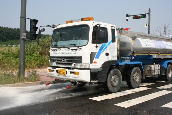 ▲ 살수차를 이용한 고압 살포 방식의 도로 물청소