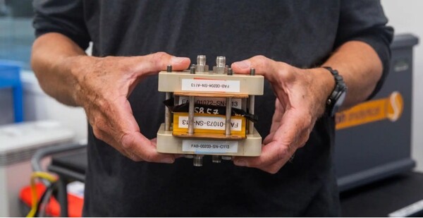 100MW 전기분해 시스템으로 그린 수소 생산 비용을 낮춘 일렉트릭 하이드로젠이 시리즈 C 자금 조달 라운드에서 투자 유치에 성공하며 녹색 수소 유니콘 기업이 되었다./ EH2