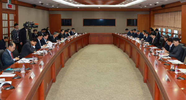 김소영 금융위원회 부위원장은 16일 오후 서울 여의도 금융투자협회에서 개최한 ESG 금융 추진단 제3차회의에서 기업, 투자자, 학계, 전문가, 유관기관 등과 국내 ESG 공시제도 로드맵에 대해 논의했다./금융위원회