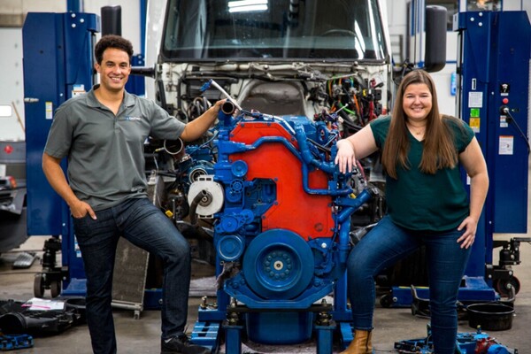  디젤엔진 앞에서 포즈를 취한 공동창업자.  BJ 존슨(왼쪽)과 줄리 블룸라이터(오른쪽)/홈페이지