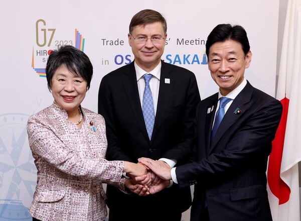 EU와 일본이 데이터 흐름에 관한 협정을 체결했다고 발표했다. 이들은 이번 협약을 통해 비즈니스 수행이 더욱 쉬워지고, 비용이 절감되며, 효율성이 향상될 것으로 전망했다./ 발디스 돔브로브스키스 X