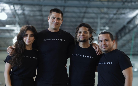  카본 리미트의 직원들, 왼쪽에서 두 번째가 팀 스페리다/홈페이지