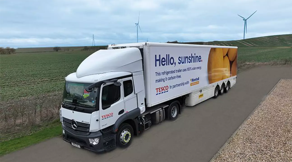 테스코는 유통으로 인한 탄소 감축을 위해 지난해부터 디젤 연료가 아닌  청정에너지로 전력을 공급하는 새로운 HGV 냉장 트레일러를 시험하고 있다고 밝혔다./ 테스코