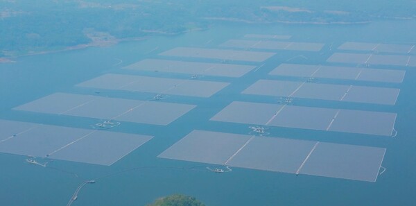  인도네시아 시라타 저수지에 설치된 수상 태양광 발전소 전경/마스다르 홈페이지