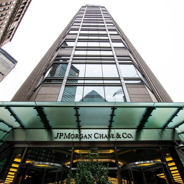 JP 모건이 석유 및 천연가스 기업의 대출과 관련해 기업 환경 영향을 측정할 때 저탄소 에너지 발전을 포함시킬 예정이라고 발표했다./jpmorganchase.com