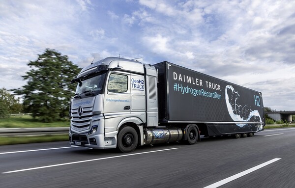 글로벌 최대 상용차 제조업체인 다임러 트럭(Daimler Truck)이 고객사 대상으로 수소연료전지 GenH2 트럭 테스트를 진행할 계획이라고 밝혔다./ 다임러 트럭
