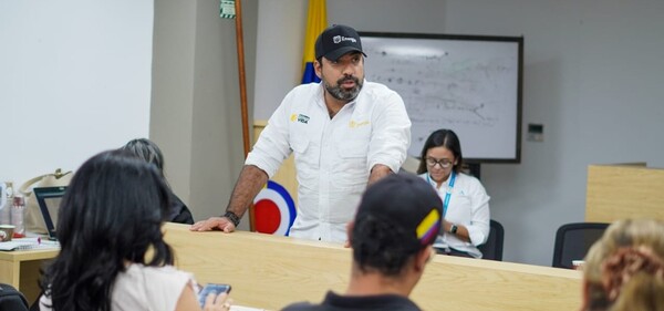 콜롬비아 에너지부 장관 안드레스 카마초가 라과히라 지역 주민들과 총회를 열고 에너지 전환에 대해 논의하고 있다./ 콜럼비아 에너지부